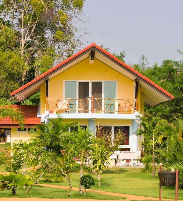 Maison d'hôtes colorée entourée de verdure