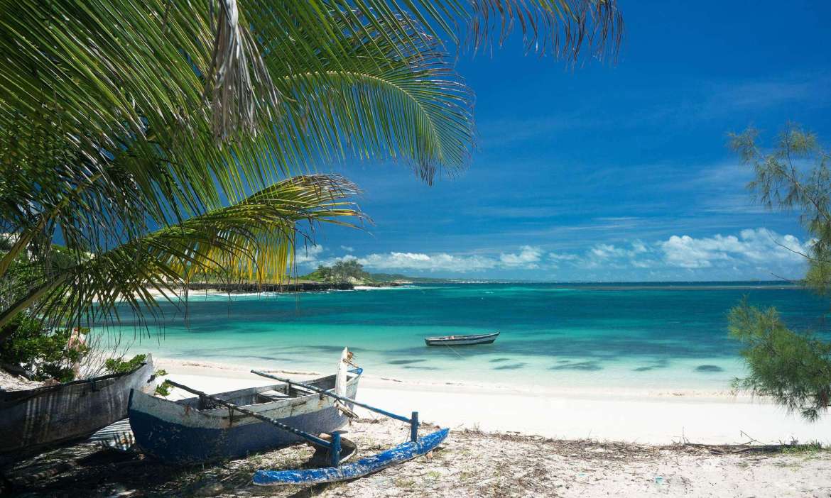 Plage et pirogue traditionnelle à Madagascar